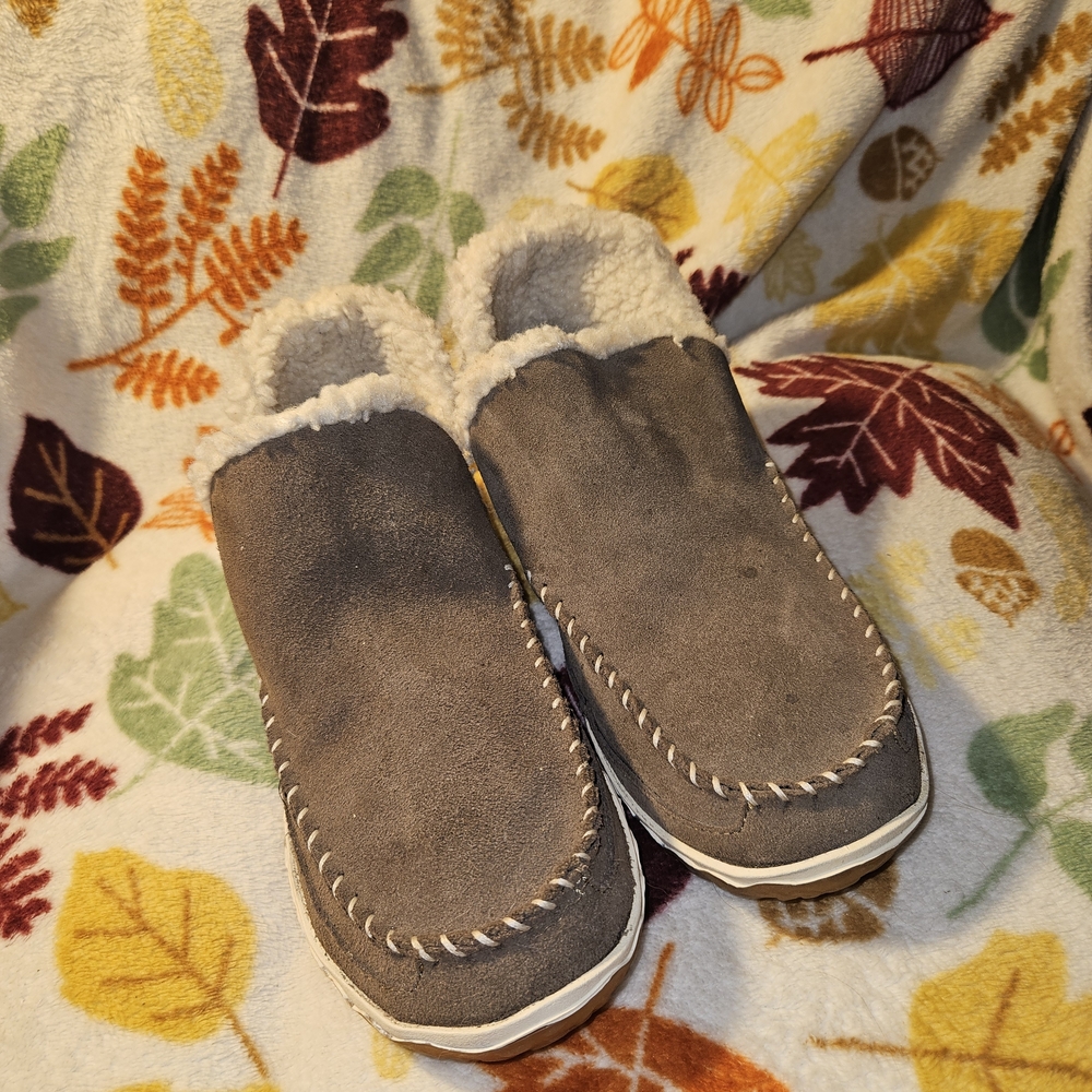 Women's Mountain Slippers, Boot Mocs

Size 6- Irregular L wider Than R